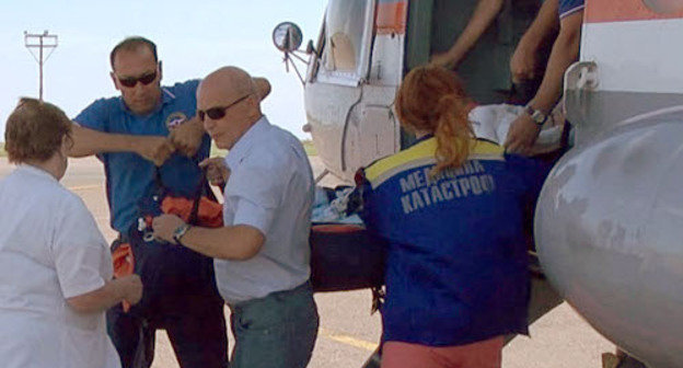 Доставка пострадавших от взрыва газа в селе Митякино на борт самолета МЧС. Волгоградская область, 8 июня 2013 г. Фото:  mchs.gov.ru