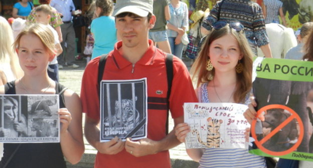 Участники митинга против использования животных в цирке. Волгоград, 8 июня 2013 г. Фото Татьяны Филимоновой для "Кавказского узла"