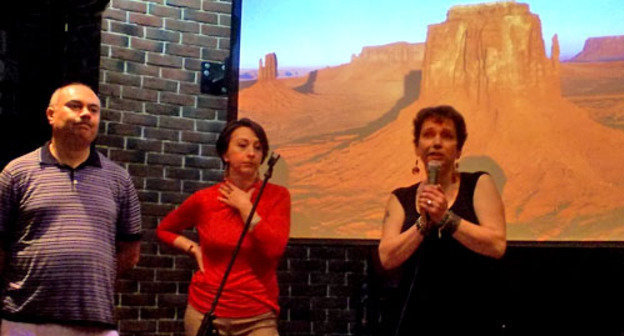 Авторы книги "Был такой город" Полина Санаева и Светлана Анохина и директор издательского дома "Эпоха" Шихабудин Микаилов во время презентации.  Москва, 9 июня 2013 г. Фото Карины Гаджиевой для "Кавказского узла"