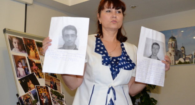 Пресс-конференция, инициированная Союзом журналистов Сочи в защиту прав Николая Ярста. Собкор ИА "Интерфакс" Татьяна Киреева с фотографиями Георгия Русии и его брата. Сочи, 10 июня 2013 г. Фото Светланы Кравченко для "Кавказского узла"