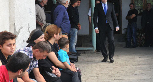 Министр обороны Грузии Ираклий Аласания посещает семьи погибших в Афганистане военнослужащих грузинских подразделений. 12 июня 2013 г. Фото: http://www.mod.gov.ge