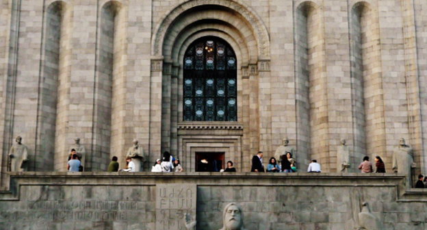 "Ночь музеев" в Ереване 18 мая 2013 г. Посетители у входа в Институт древних рукописей имени Месропа Маштоца (Матенадаран). Фото Армине Мартиросян для "Кавказского узла"