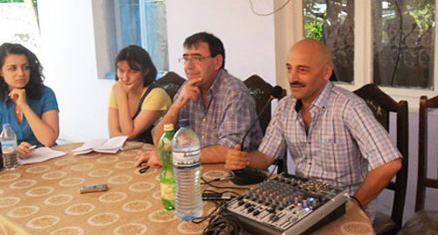 Участники гражданских слушаний на тему: "Журналисты в карабахском конфликте: миротворцы или поджигатели?". Справа налево: журналист Кямаль Али, менеджер по связям с общественностью «Кавказского центра миротворческих инициатив» Луиза Погосян, директор «Кавказского центра миротворческих инициатив» Георгий Ванян и  журналистка Амалия Оганджанян. Грузия, Текали, 8 июня 2013 г. Фото:http://ru.aravot.am
