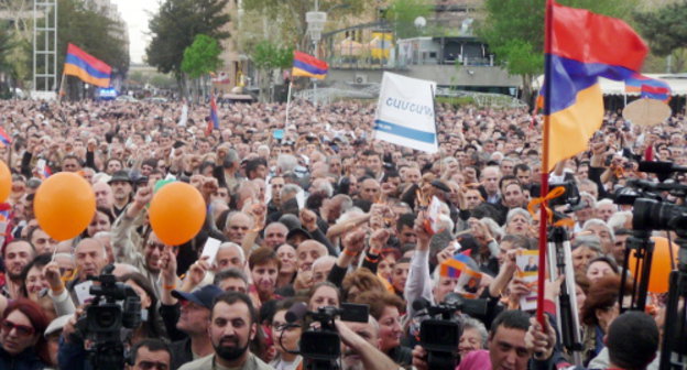 Сторонники Раффи Ованнисяна во время акции "Инаугурация Новой Армении". Ереван, 9 апреля 2013 г. Фото Армине Мартиросян для "Кавказского узла"