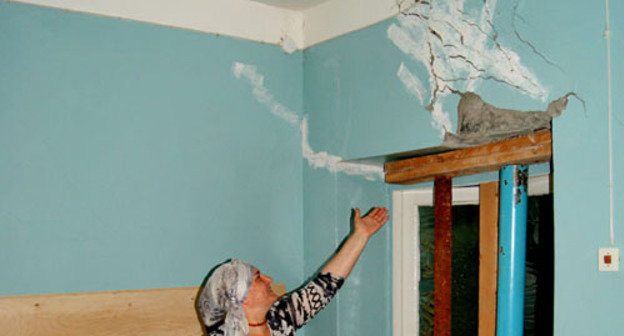 Воспитательница Айшат Шамилова показывает дверь в музыкальный зал в здании детского сада №9 в поселке Шамилькала Унцукульского района Дагестана. Июнь 2013 г. Фото Натальи Крайновой для "Кавказского узла"