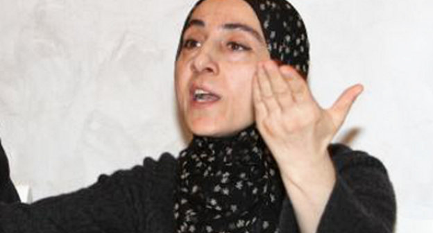 Зубейдат Царнаева на пресс-конференции в редакции газеты "Черновик". Махачкала, 25 апреля 2013 г. Фото: http://chernovik.net