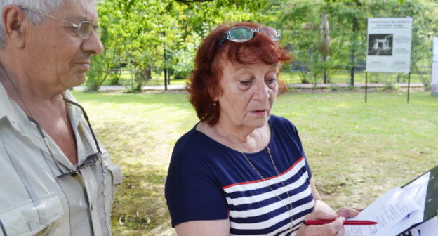 Организатор пикета против строительства в зеленой зоне Приморской набережной, депутат горсобрания от партии КПРФ Людмила Шестак информирует сторонников акции о подготовке коллективного обращения в вышестоящие структуры и прокуратуру. Сочи, 23 июня 2013 г. Фото Светланы Кравченко для "Кавказского узла"