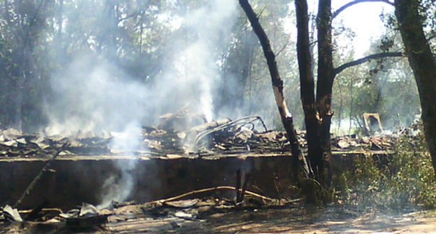 Сгоревший дебаркадер. Волгоградская область, Среднеахтубинский район, город Краснослободск, 26 июня 2013 г. Фото: Никита Коксенович, https://vk.com/koxxie