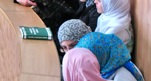 Женщины мусульманки во время лекции. Фото http://www.islamdag.ru/