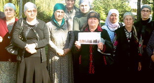 Родственники погибших 13 октября 2005 г. Кабардино-Балкария, Нальчик, октябрь 2012 г. Фото Анны Арсеньевой для "Кавказского узла"