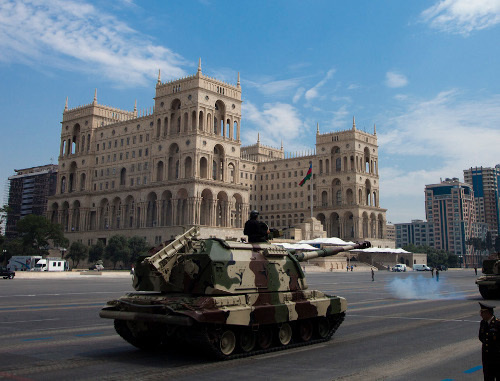 Военный парад в Баку 26 июня 2013 г. 152-мм самоходная гаубица 2С19 "Мста-С". Фото Азиза Каримова для "Кавказского узла"