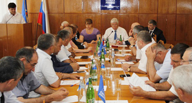 Заседание политсовета Дагестанского регионального отделения Всероссийской политической партии «Единая Россия», приостановившего партийные полномочия арестованного мэра Махачкалы Саида Амирова. Дагестан, Махачкала, 27 июня 2013 г. Фото: http://nsrd.ru