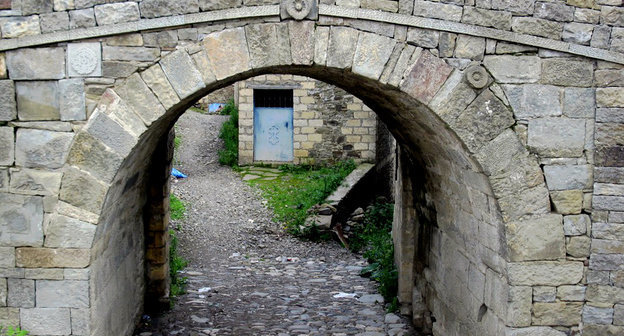 Древние въездные ворота в селе Кубачи. Дагестан, Дахадаевский район, июнь 2013 г. Фото Тимура Исаева для "Кавказского узла"