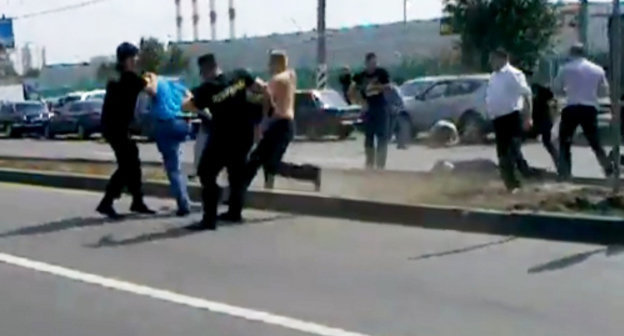 Москва, 30 июня 2013 г. Драка на Новоясеневском проспекте у ТРЦ "Принц плаза". Кадр из видеородика , выложенного на Youtube пользователем Богданом Митроновым-Слободским, http://www.youtube.com/watch?feature=player_embedded&v=ANwz2uY74UM