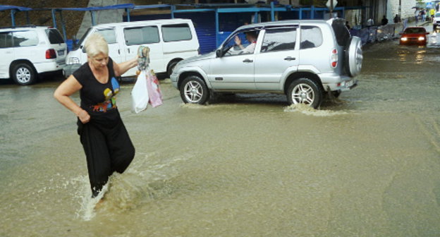 Подтопление в микрорайоне Завокзальный. Сочи, 3 июля 2013 г. Фото Светланы Кравченко для "Кавказского узла"