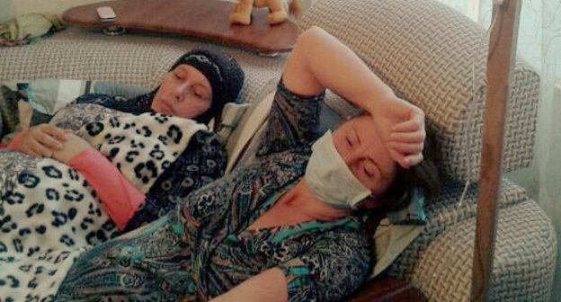 Участницы голодовки в ПВР "Промжилбаза". Справа - Сила Сулейманова. Ингушетия, Карабулак, 3 июня 2013 г. Фото предоставлено участниками акции