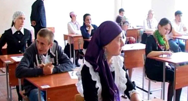 Во время проведения ЕГЭ в Дагестане. Фото www.riadagestan.ru