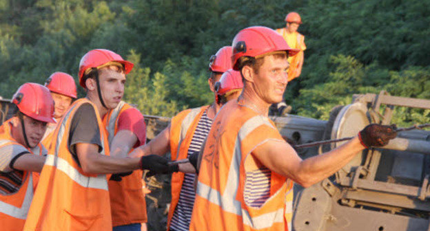 Подъем вагонов, опрокинувшихся при аварии поезда Новосибирск-Адлер. Краснодарский край, Крыловский район, 7 июля 2013 г. Фото пресс-службы ГУ МЧС по Краснодарскому краю, http://www.23.mchs.gov.ru