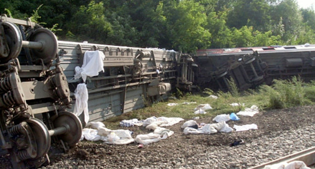 Сошедшие с рельсов вагоны поезда Новосибирск-Адлер. Краснодарский край, Крыловский район, 7 июля 2013 г. Фото ГУ МЧС, mchs.gov.ru