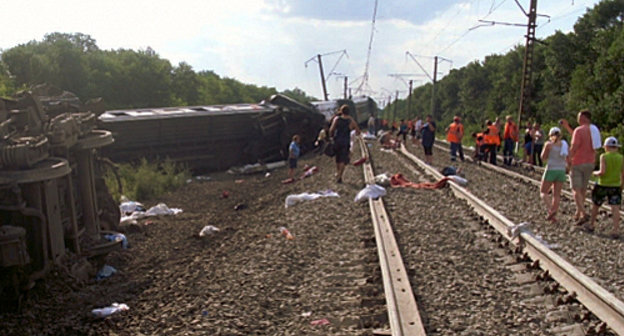 На месте аварии поезда "новосибирск - Адлер". Краснодарский край, Крылрвский район. 7 июля 2013 г. Фото ГУ МЧС, mchs.gov.ru