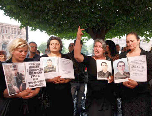 Акция протеста матерей погибших солдат у здания правительства Армении. Ереван, 18 мая 2013 г. Фото: http://ru.aravot.am