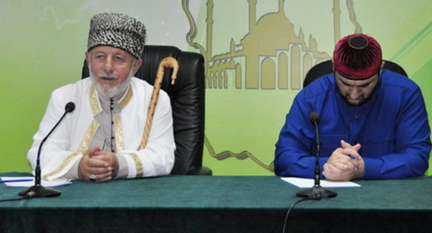 Председатель Совета улемов Чечни Хасайн Кадыров (слева) провел в ДУМ ЧР расширенное совещание  с богословами республики, на котором была объявлена дата начала поста Рамадан. Чечня, Грозный, 4 июля 2013 г. Фото  пресс-службы ДУМ ЧР, http://www.islamtuday.com 