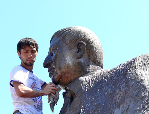 Блогер Нурлан Алиев во время акции по мытью памятника поэту Расулу Гамзатову. Махачкала, 7 июля 2013 г. Фото Патимат Махмудовой для "Кавказского узла"