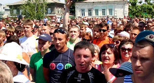Жители города Пугачева в ходе акции протеста потребовали депортировать выходцев из Северного Кавказа. Саратовская область, 8 июля 2013г. Фото: кадр из видеоролика, опубликованного на YouTube пользователем FreeNews Volga Жители города Пугачева в ходе акции протеста потребовали депортировать выходцев из Северного Кавказа. Саратовская область, 8 июля 2013г. Фото: кадр из видеоролика, опубликованного на YouTube пользователем FreeNews Volga
