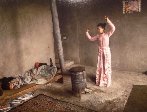 Фоторабота Мэри Агаханян, посвященная женщинам села Гегарот, на выставке Mother Armenia в Ереване. Фото Армине Мартиросян для "Кавказского узла"