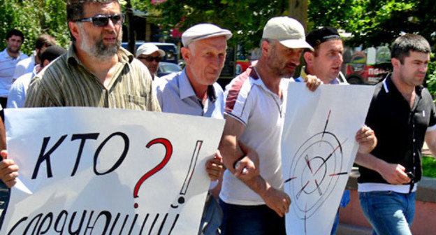 Траурное шествие в связи с убийством журналиста Ахмеднаби Ахмеднабиева. Махачкала, 9 июля 2013 г. Фото Патимат Махмудовой для "Кавказского узла"
