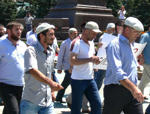 Участники траурного шествия в связи с убийством журналиста Ахмеднаби Ахмеднабиева. Махачкала, 9 июля 2013 г. Фото Патимат Махмудовой для "Кавказского узла"