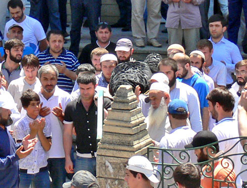 Траурное шествие в связи с убийством Ахмеднаби Ахмеднабиева. Махачкала, 9 июля 2013 г. Фото Патимат Махмудовой для "Кавказского узла"