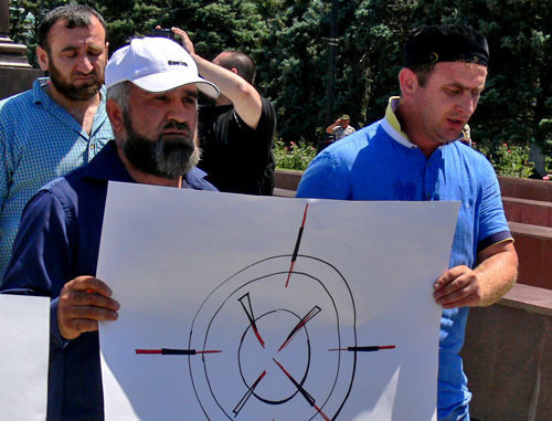 Участники траурного шествия в связи с убийством журналиста Ахмеднаби Ахмеднабиева. Махачкала, 9 июля 2013 г. Фото Патимат Махмудовой для "Кавказского узла"