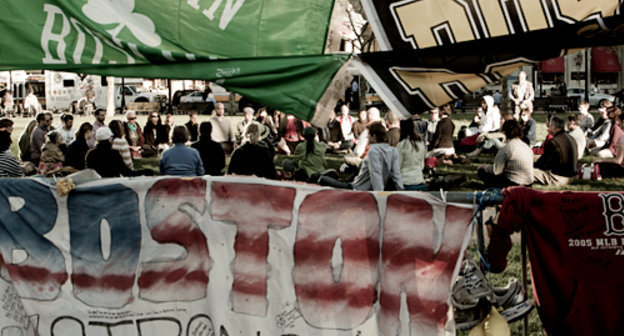 Жители Бостона поминают жертв теракта 15 апреля. Бостон, Массачусетс, 2 мая 2013 г.