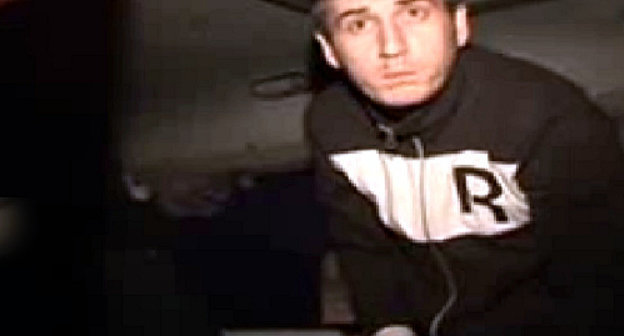 Один из подозреваемых в нападении на депутата Госдумы во время задержания на посту ДПС. Волгоградская область, Городищенский район, 10 июля 2013 г. Кадр из видеорепортажа телеканала Unews, http://www.unovosti.tv