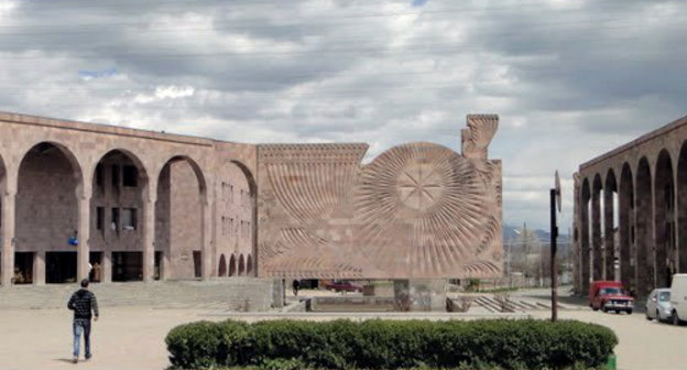 Армения, Спитак, центральная площадь. Фото: Leon petrosyan, http://en.wikipedia.org