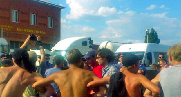 Акция протеста с требованием о депортации уроженцев Чечни. Саратовская область, Пугачев, 7 июля 2013 г. Фото: LRossenko, http://charter97.org/