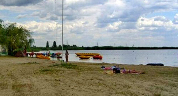 Пляж возле озера Соленое в районе города Батайска Ростовской области. Фото http://9tv.ru/