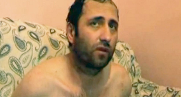 Человек, представившийся Умаром Мусаевым, рассказывает о своей причастности к незаконным вооруженным формированиям и подготовке теракта со смертницей. Кадр из видеозаписи, опубликованной 13 июля 2013 года в YouTube