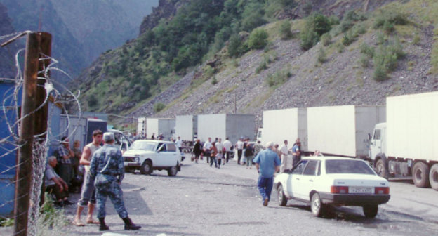 Очередь из грузовых автомобилей на КПП "Верхний Ларс". 2011 г. Фото: http://janarmenian.ru