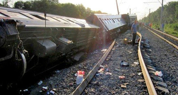 На месте аварии поезда "Новосибирск-Адлер". Краснодарский край, 7 июля 2013 г. Фото: пресс-служба ГУ МВД РФ по Краснодарскому краю