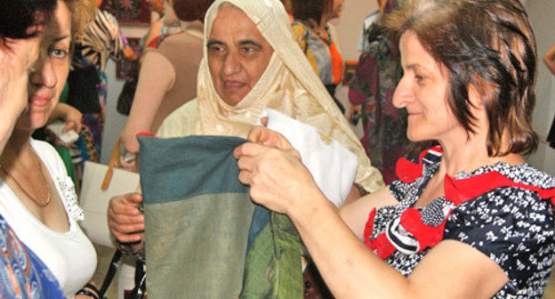 Жительницы села Кубачи на выставке старинных тканей "Забраб. Зарбафт", которая открылась в Центре этнической культуры. Махачкала, 11 июля 2013 г. Фото Натальи Крайновой для "Кавказского узла"