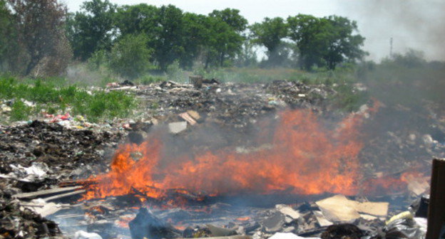 Горящая свалка в окрестностях р/п Городище. Волгоградская область, 16 июня 2013 г. Фото Вячеслава Ященко для "Кавказского узла"