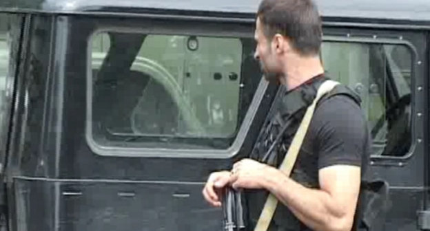 Сотрудник силовых структур во время спецоперации в Чечне 8 июля 2013 г. Кадр из видеосъемки пресс-службы МВД Чечни, http://mvdchr.ru