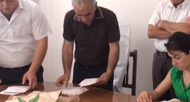 Пересчет бюллетеней на выборах в селе Прошян. Армения, 16 июля 2013 г. Кадр из видеорепортажа Panorama.am
