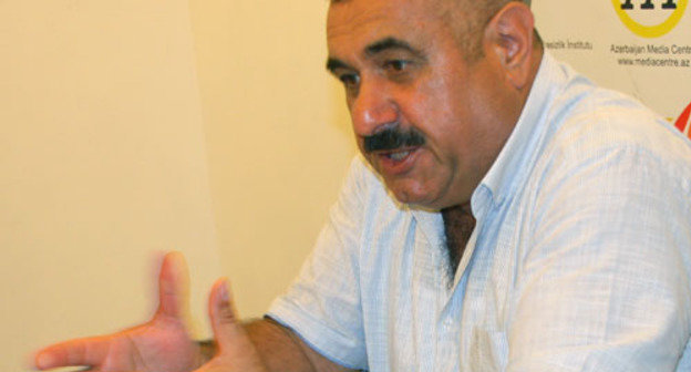 Мехтибек Сафаров выступает на мероприятии в офисе Института свободы и безопасности репортеров (ИСБР), посвященном завершению кампании по сбору подписей с призывом освободить Гилала Мамедова. Баку, 16 июля 2013 г. Фото Парваны Байрамовой для "Кавказского узла 

