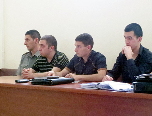 Рафаел Авагян (второй слева) и Давид Барсегян (справа) в зале суда. Нагорный Карабах, Степанакерт, 24 июня 2013 г. Фото Алвард Григорян для "Кавказского узла"