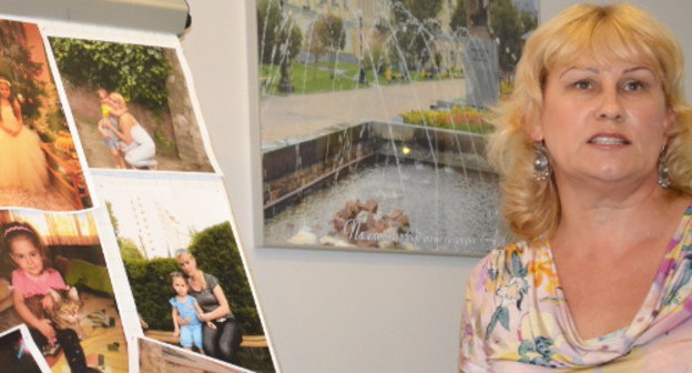 Зоя Кучменко, бабушка разыскиваемой семилетней девочки, на пресс-конференции,организованной родственниками ребенка в Сочи 10 июня 2013 г. Фото Светланы Кравченко для "Кавказского узла"