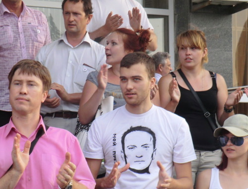 Молчаливый флешмоб в поддержку Алексея Навального в Краснодаре 18 июля 2013 г. Фото Натальи Дорохиной для "Кавказского узла"