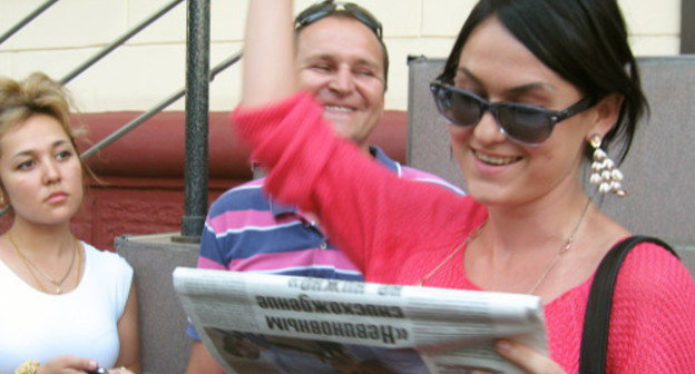 Волгоград, вечер 18 июля 2013 года. Сходка волгоградцев, возмущенных приговором суда против А. Навального и П. Офицерова, у входа в приемную партии "Единая Россия" на ул. Советская, 11. Фото Вячеслава Ященко для "Кавказского узла"